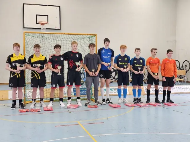 Die U19-Mannschaften mit dem Siegerteam aus Mhlin (Nils Affolter und Elia Bianco)